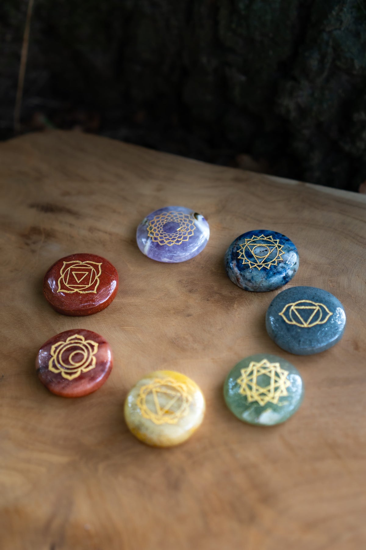 Set de 7 Piedras de los Chakras Grabadas en Dorado - Cristales Naturales para Meditación y Reikì