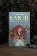 Earth Woman Tarot de Tarn Ellis — caja con ilustración de mujer entre plantas y luciérnagas