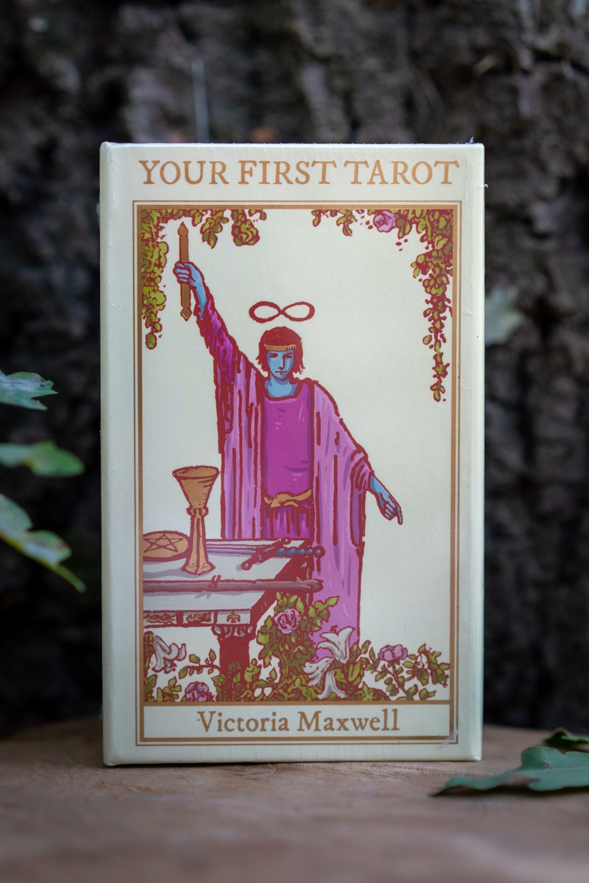 Your First Tarot — Victoria Maxwell, portada con El Mago estilo art nouveau