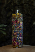 Vela artesanal de amor ritualizada con cera de miel de abeja, rosas, lavanda y aciano azul
