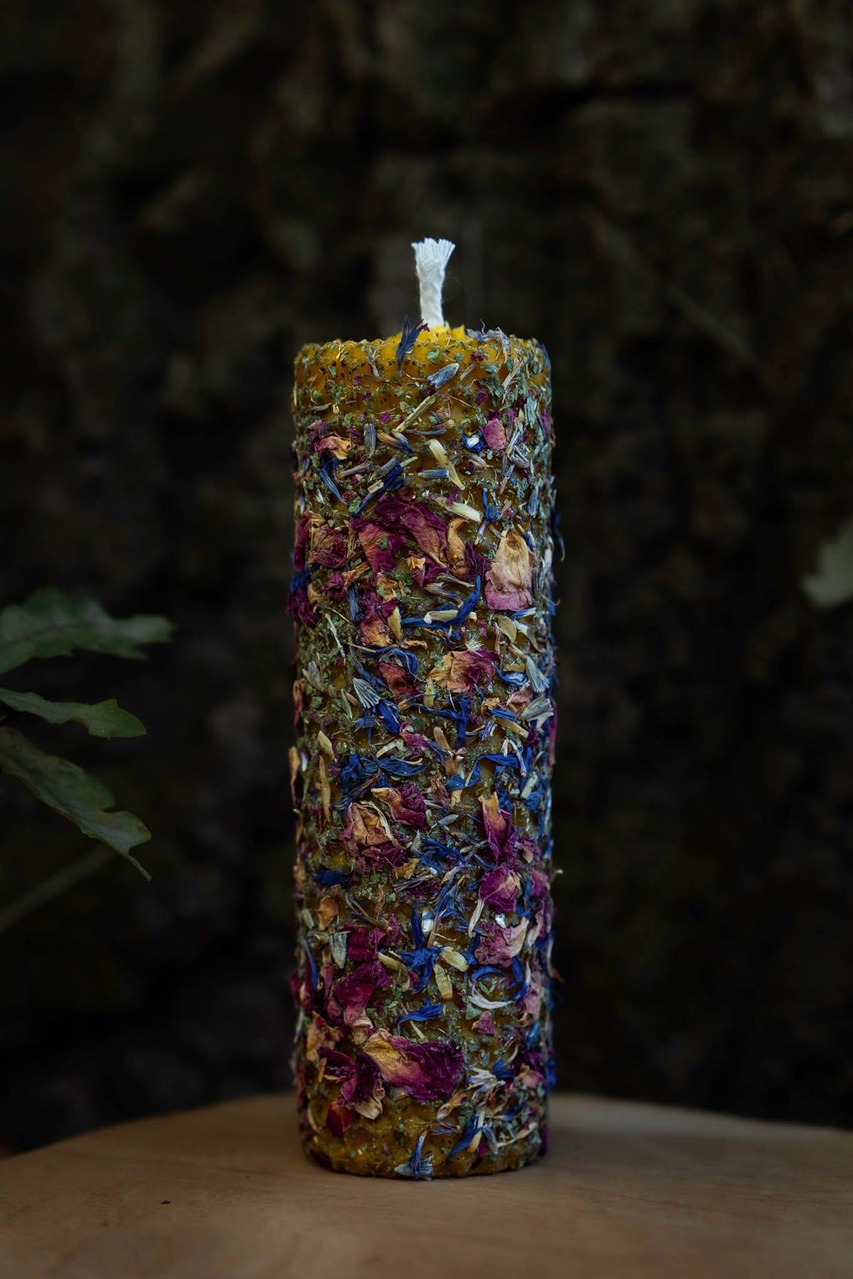 Vela artesanal de amor ritualizada con cera de miel de abeja, rosas, lavanda y aciano azul