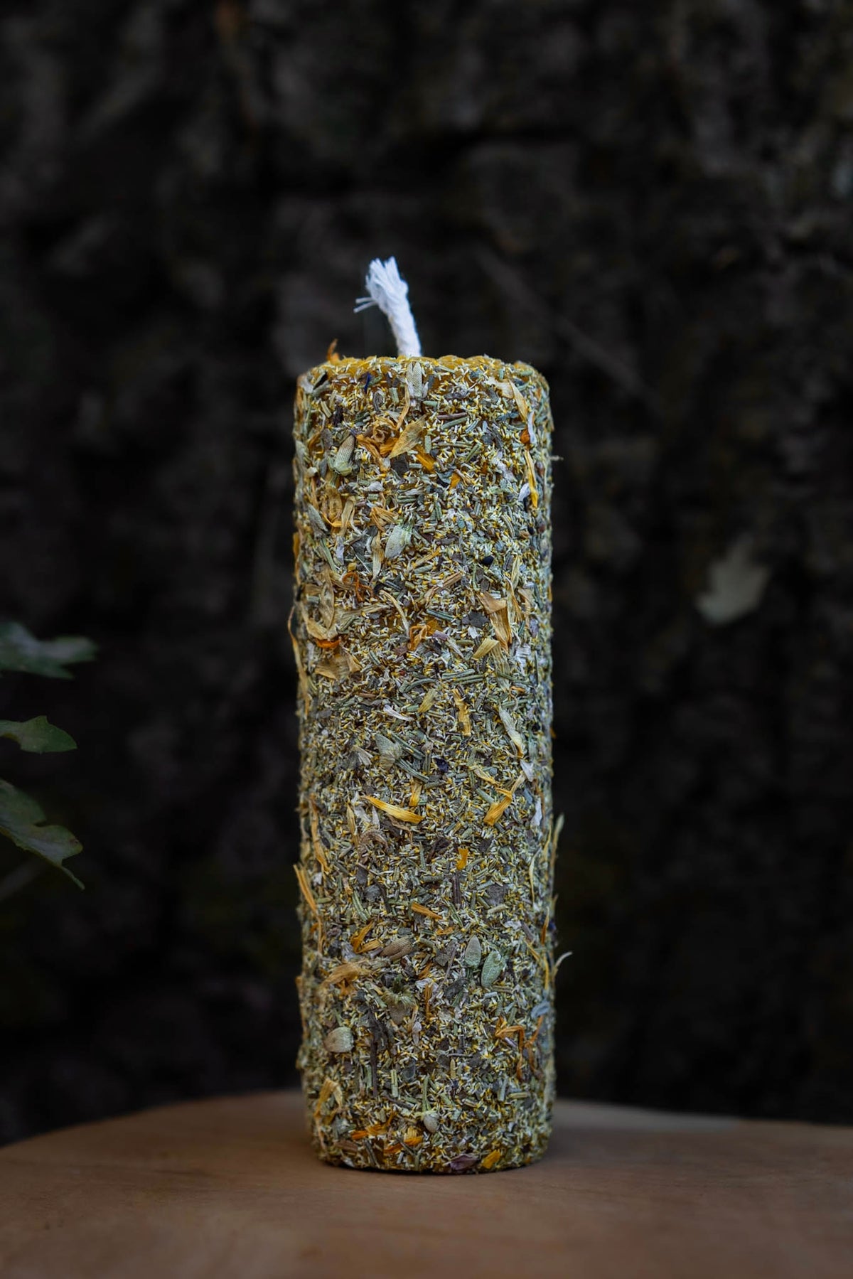 Vela artesanal Abre Caminos ritualizada con cera de miel de abeja y mezcla densa de hierbas sagradas