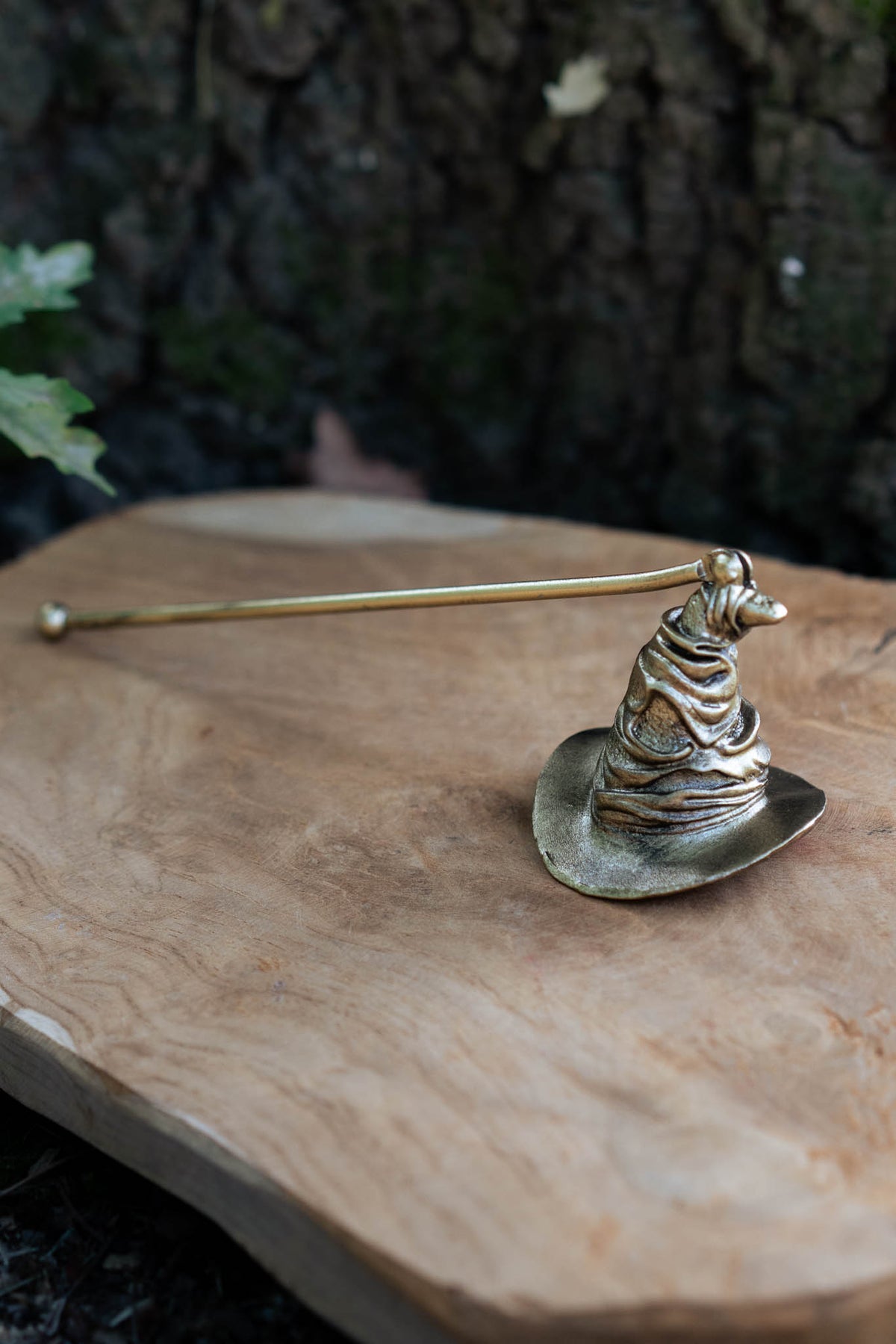 Apagavelas sombrero de bruja en bronce envejecido con varita mágica