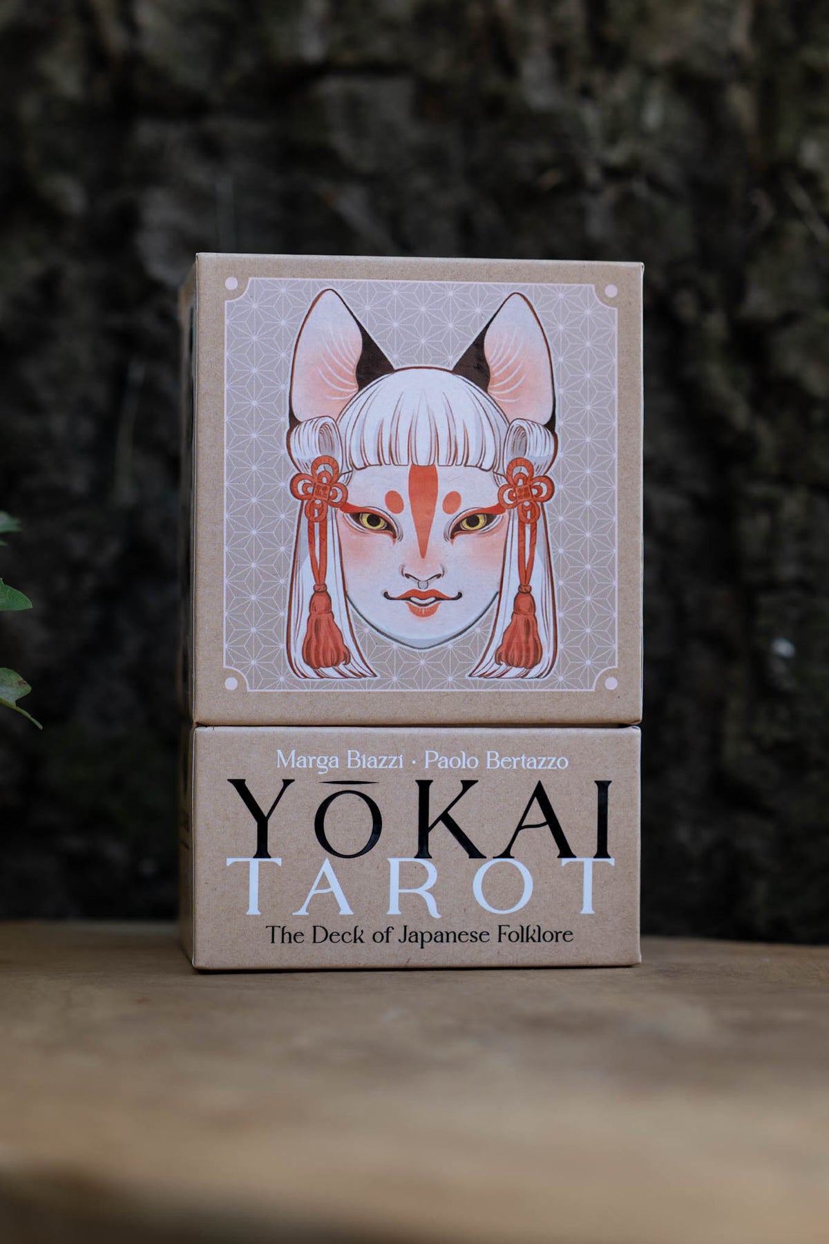 Yokai Tarot — The Deck of Japanese Folklore, caja con ilustración de kitsune