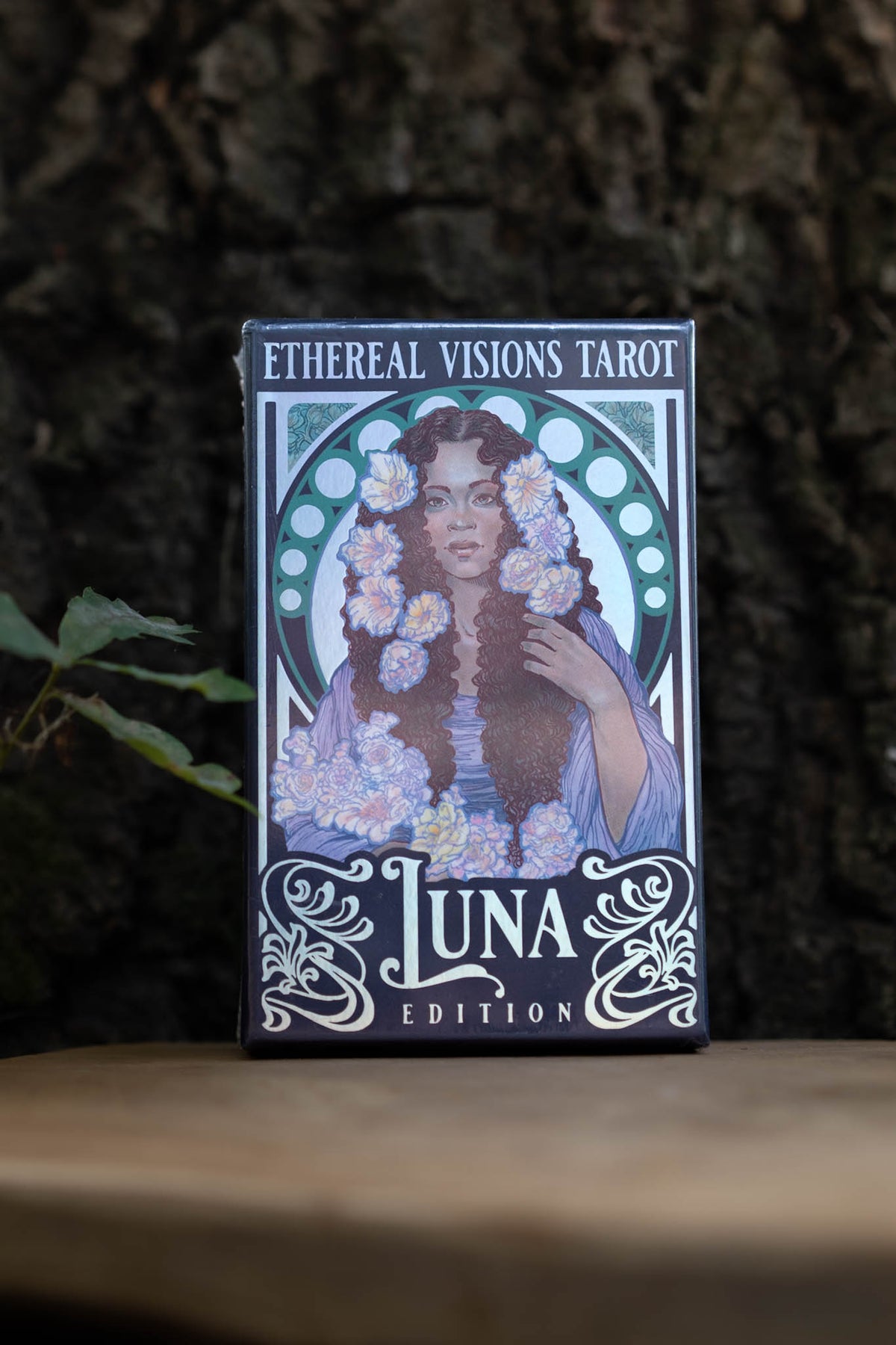 Ethereal Visions Tarot — Luna Edition, caja con ilustración Art Nouveau