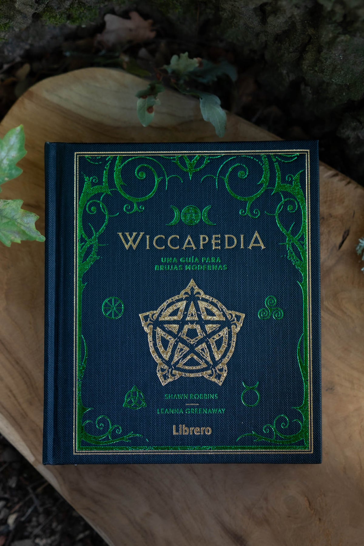 Wiccapedia — tapa dura azul marino con relieves dorados y pentáculo céltico