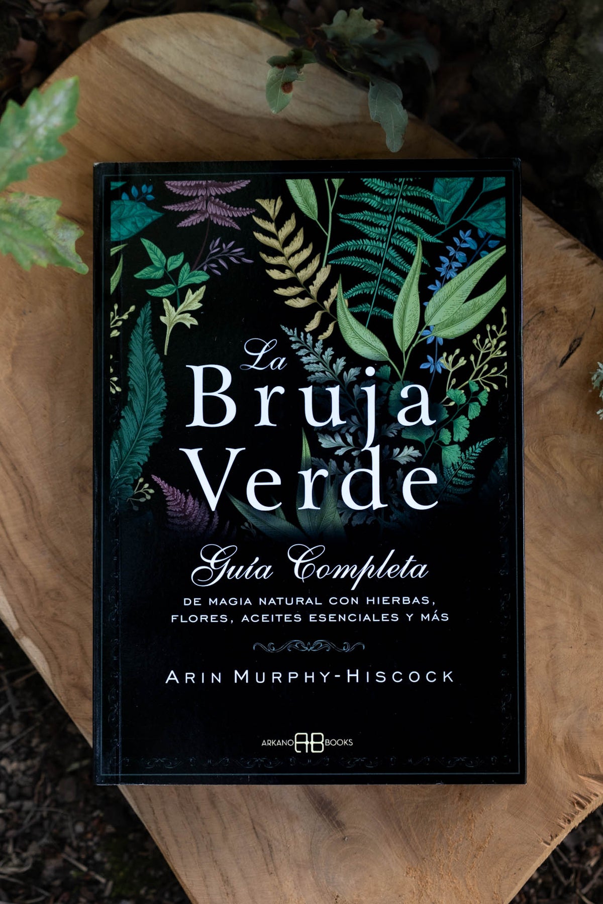La Bruja Verde Guía Completa de Arin Murphy-Hiscock — tapa dura negra con ilustraciones botánicas