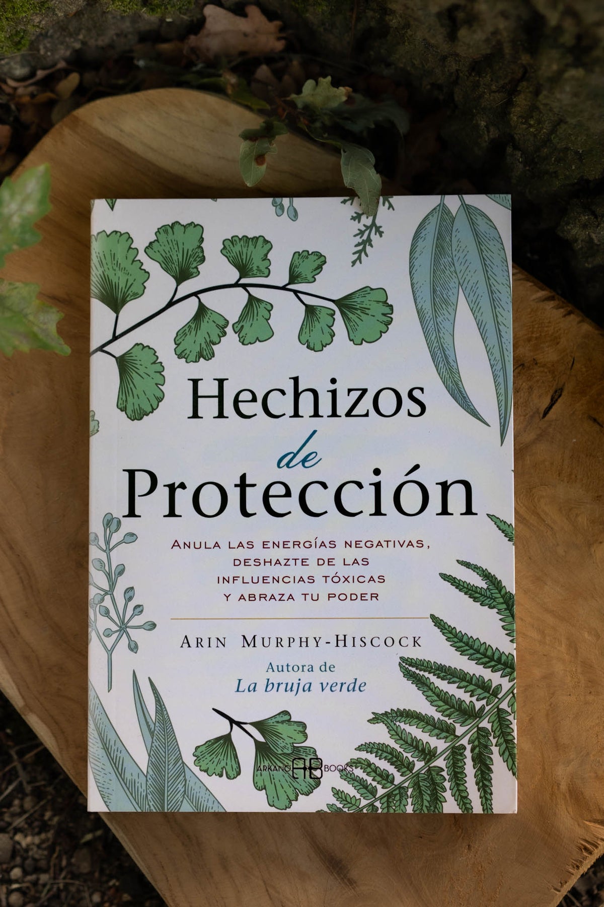 Hechizos de Protección de Arin Murphy-Hiscock — portada con ilustraciones botánicas verdes