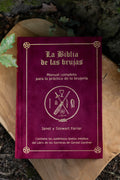 La Biblia de las Brujas de Janet y Stewart Farrar — tapa dura borgoña con detalles dorados y símbolos wicca