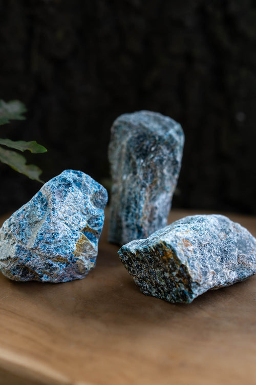 Apatito en bruto, piedra natural azul verdoso