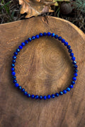 Pulsera de lapislázuli natural con cuentas facetadas de 4mm en azul cobalto intenso sobre madera natural