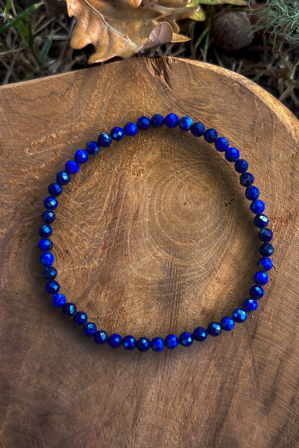 Pulsera de lapislázuli natural con cuentas facetadas de 4mm en azul cobalto intenso sobre madera natural