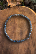 Pulsera de labradorita natural con cuentas facetadas de 4mm con destellos azules sobre madera natural