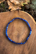 Pulsera de sodalita natural con cuentas facetadas de 4mm en azul profundo sobre madera natural