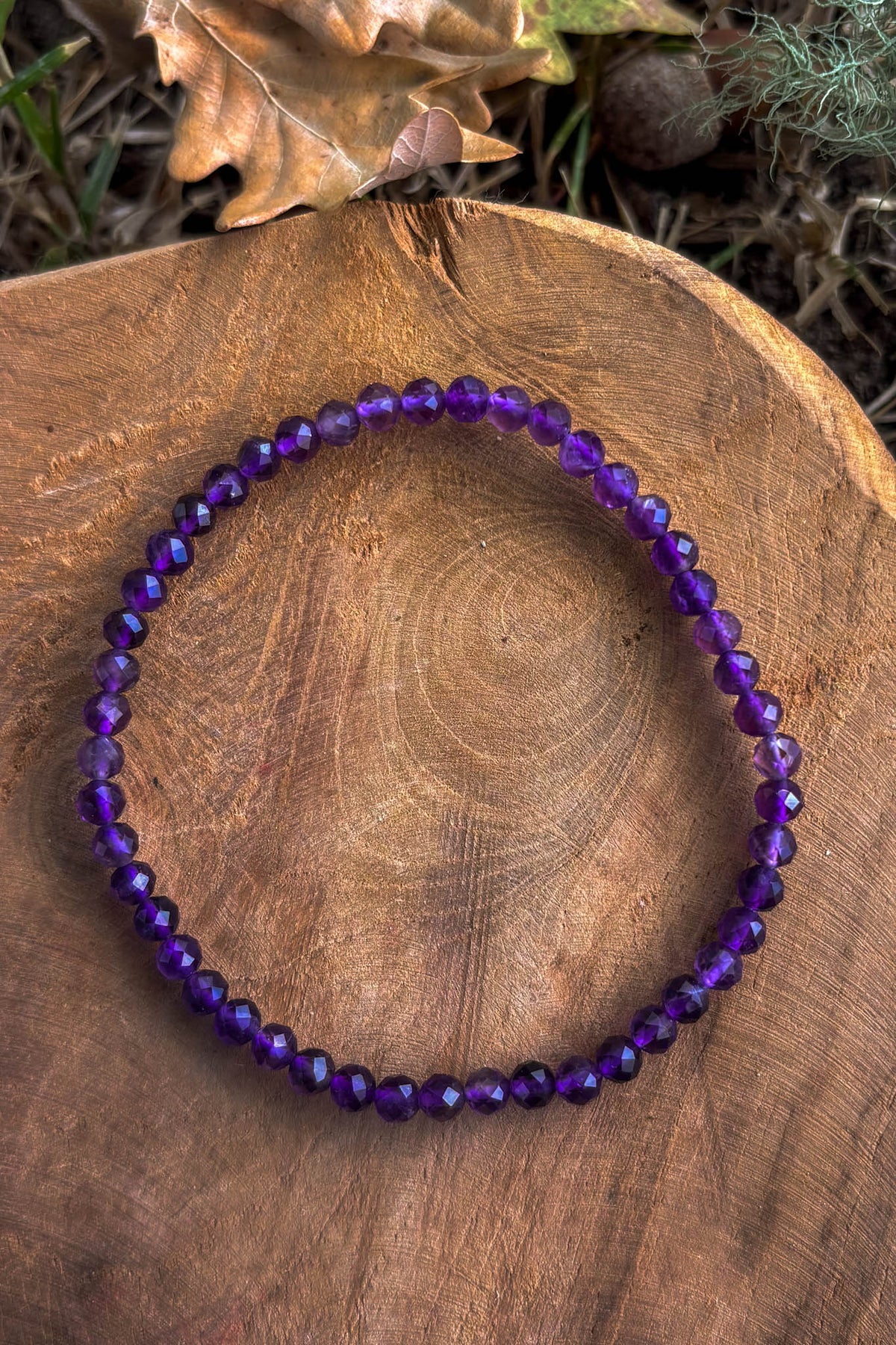 Pulsera de amatista natural con cuentas facetadas de 4mm en violeta intenso sobre madera natural