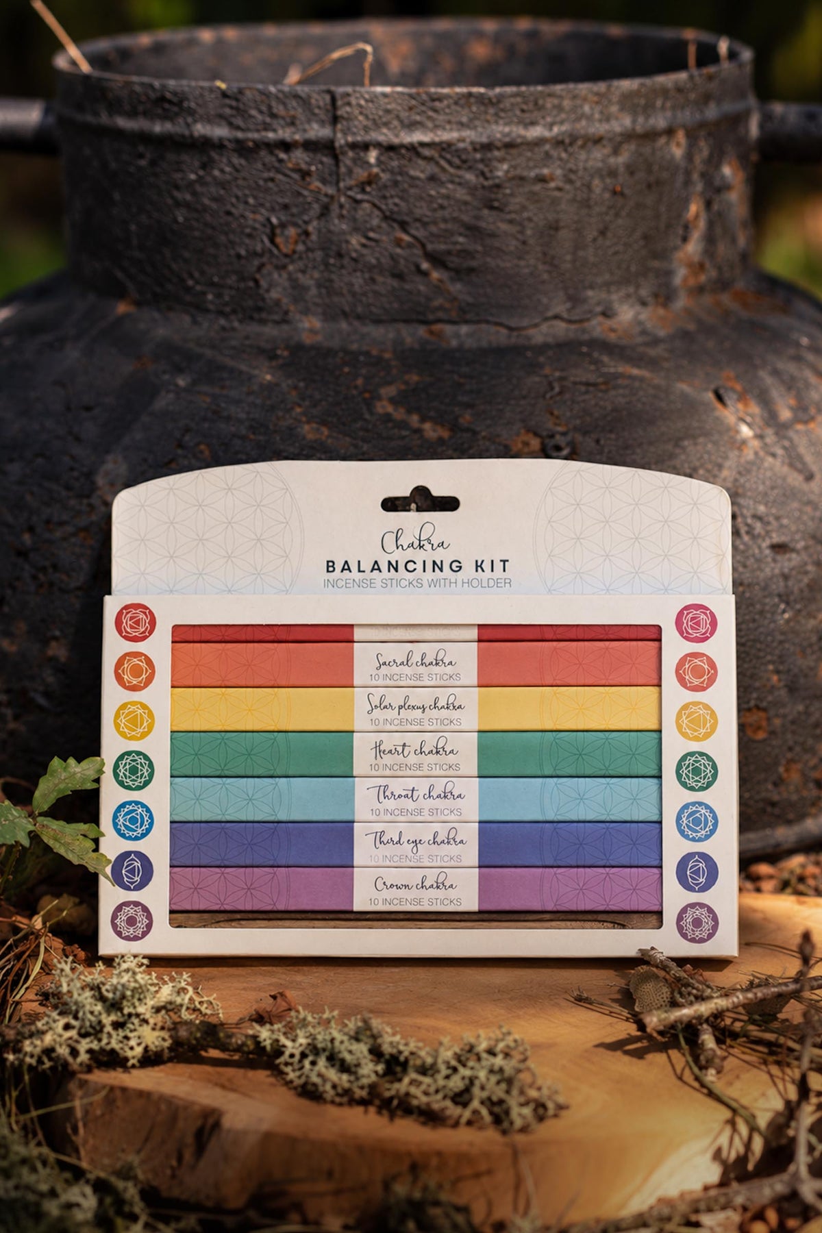 Kit Chakra Balancing con siete cajas de incienso de colores y soporte incluido.