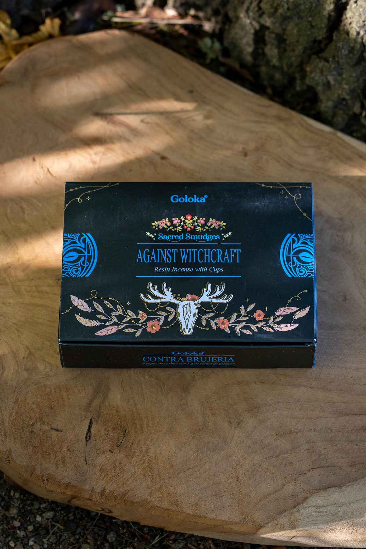 Caja de incienso Contra Brujería Goloka Sacred Smudges Against Witchcraft sobre madera