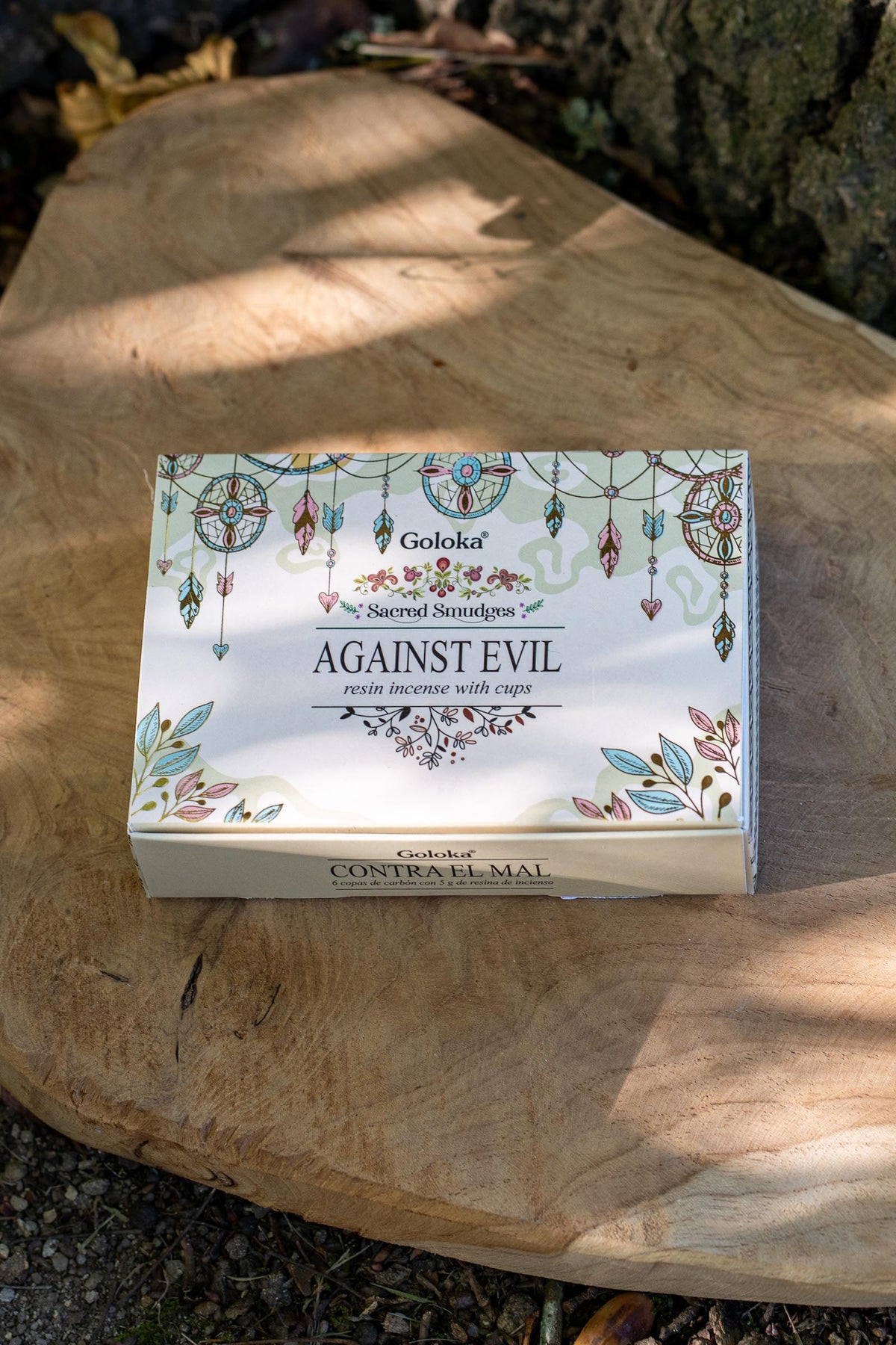 Caja de incienso Contra el Mal Goloka Sacred Smudges Against Evil sobre madera