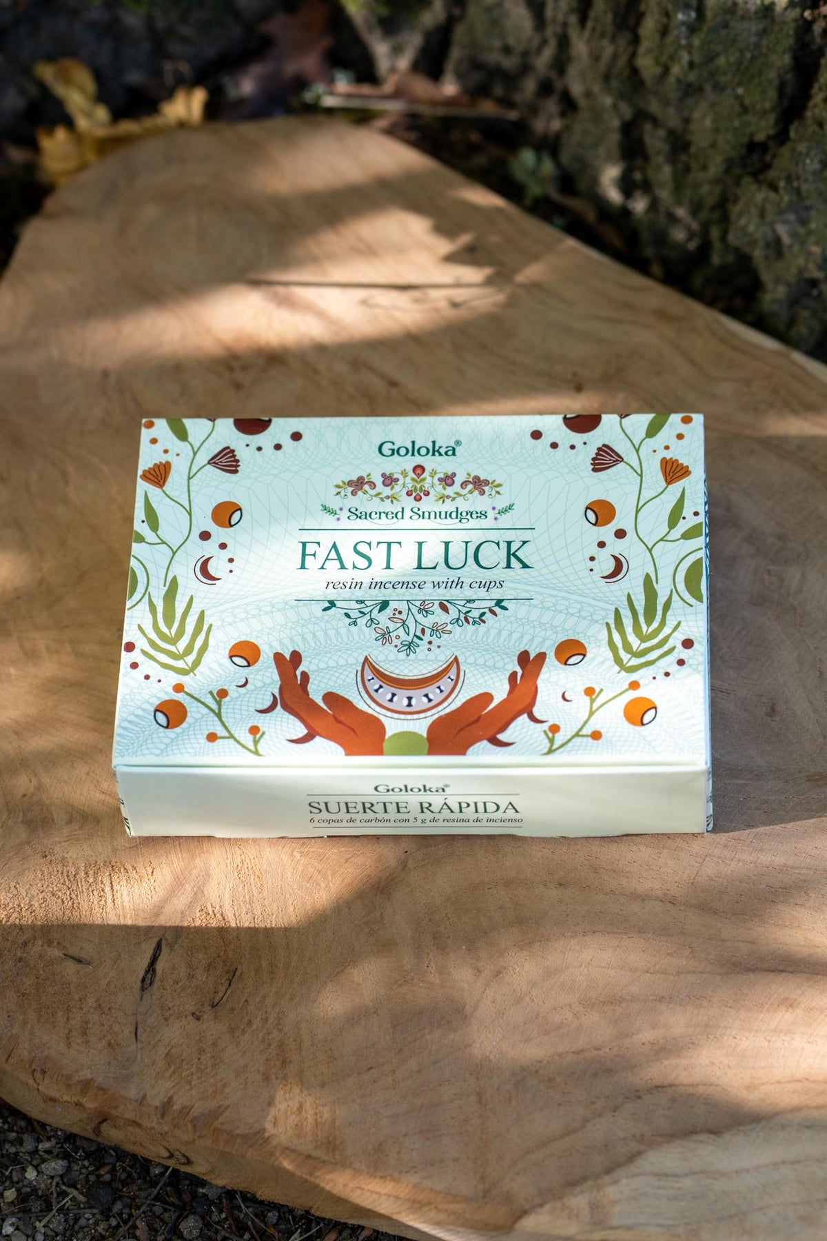 Caja de incienso Suerte Rápida Goloka Sacred Smudges Fast Luck sobre madera