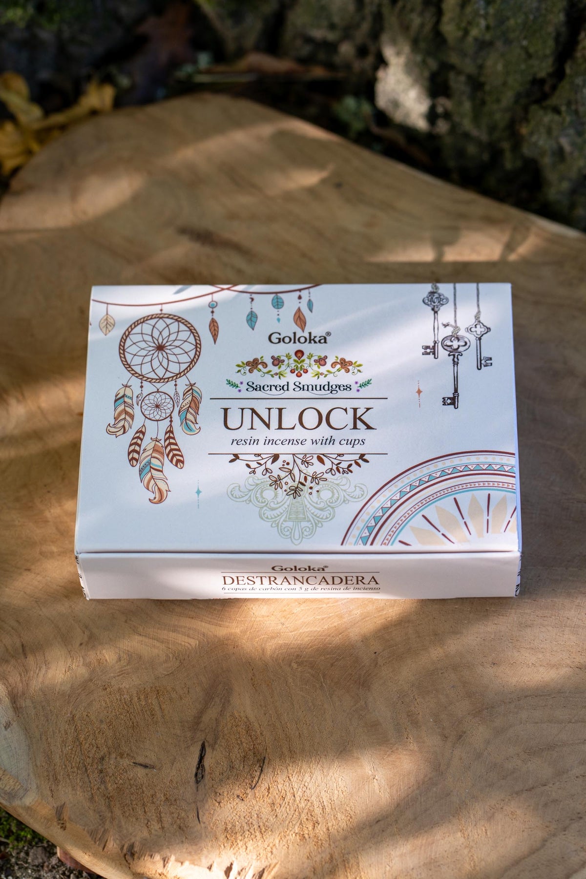 Caja de incienso Destrancadera Goloka Sacred Smudges Unlock sobre una base de madera