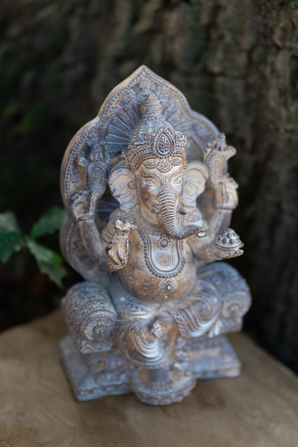 Figura de Ganesha en trono
