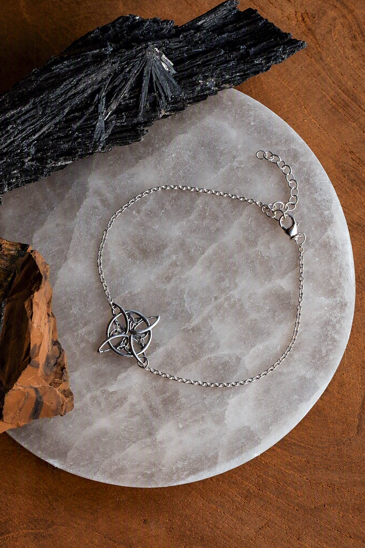 Pulsera Nudo de Bruja celta en plata de ley sobre selenita con cianita y citrino