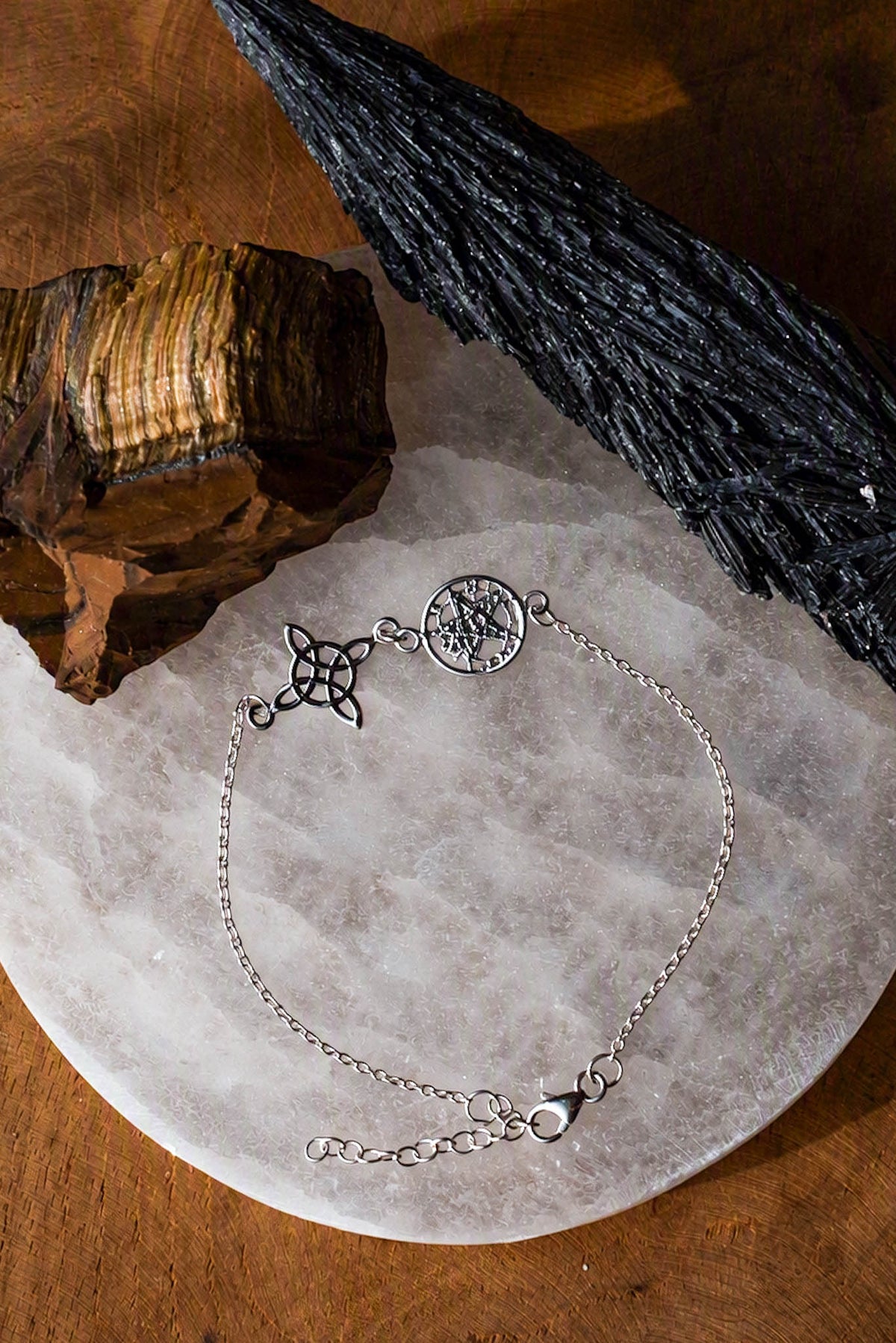 Pulsera doble charm Nudo de Bruja y Tetragramatón en plata de ley sobre selenita con citrino y cianita