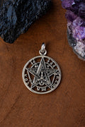 Colgante Tetragramatón en plata de ley con pentáculo e inscripciones sagradas sobre madera
