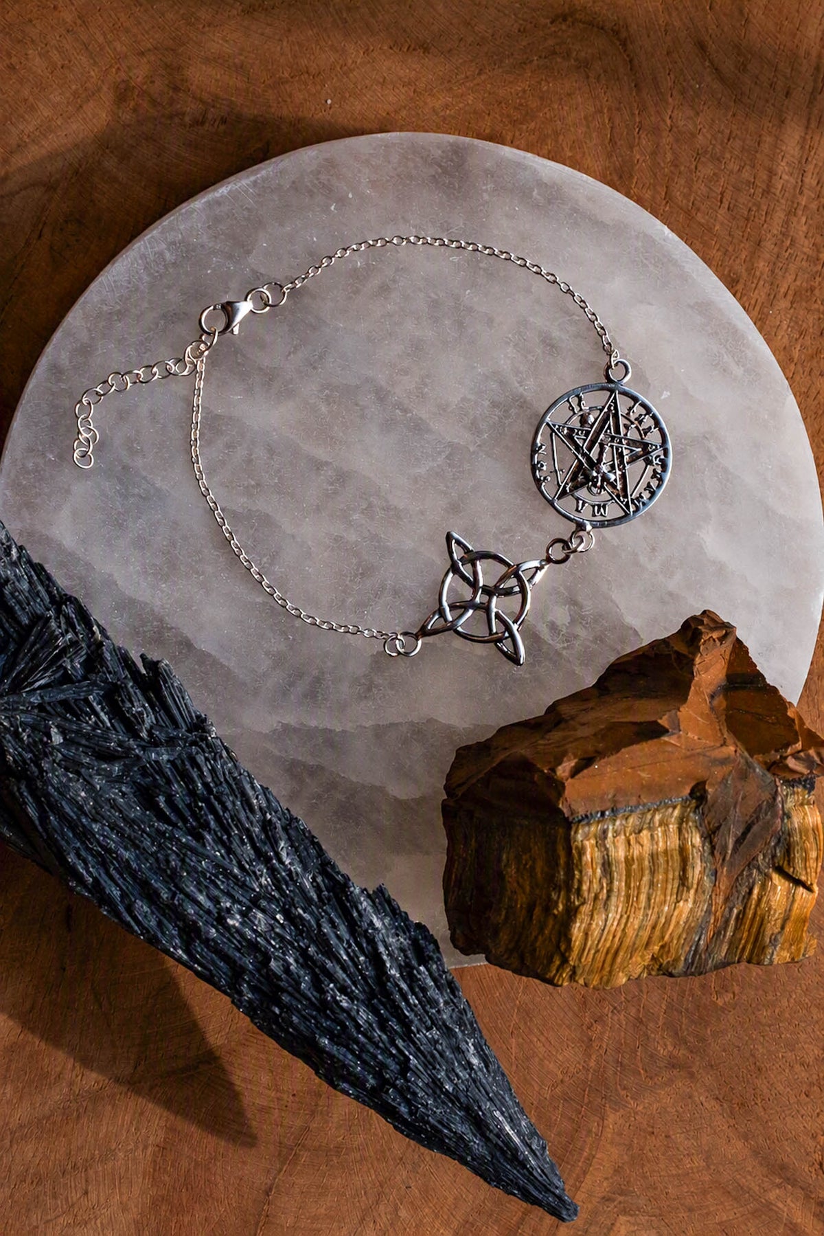 Pulsera doble charm grande Nudo de Bruja y Tetragramatón en plata de ley sobre selenita con cianita y citrino