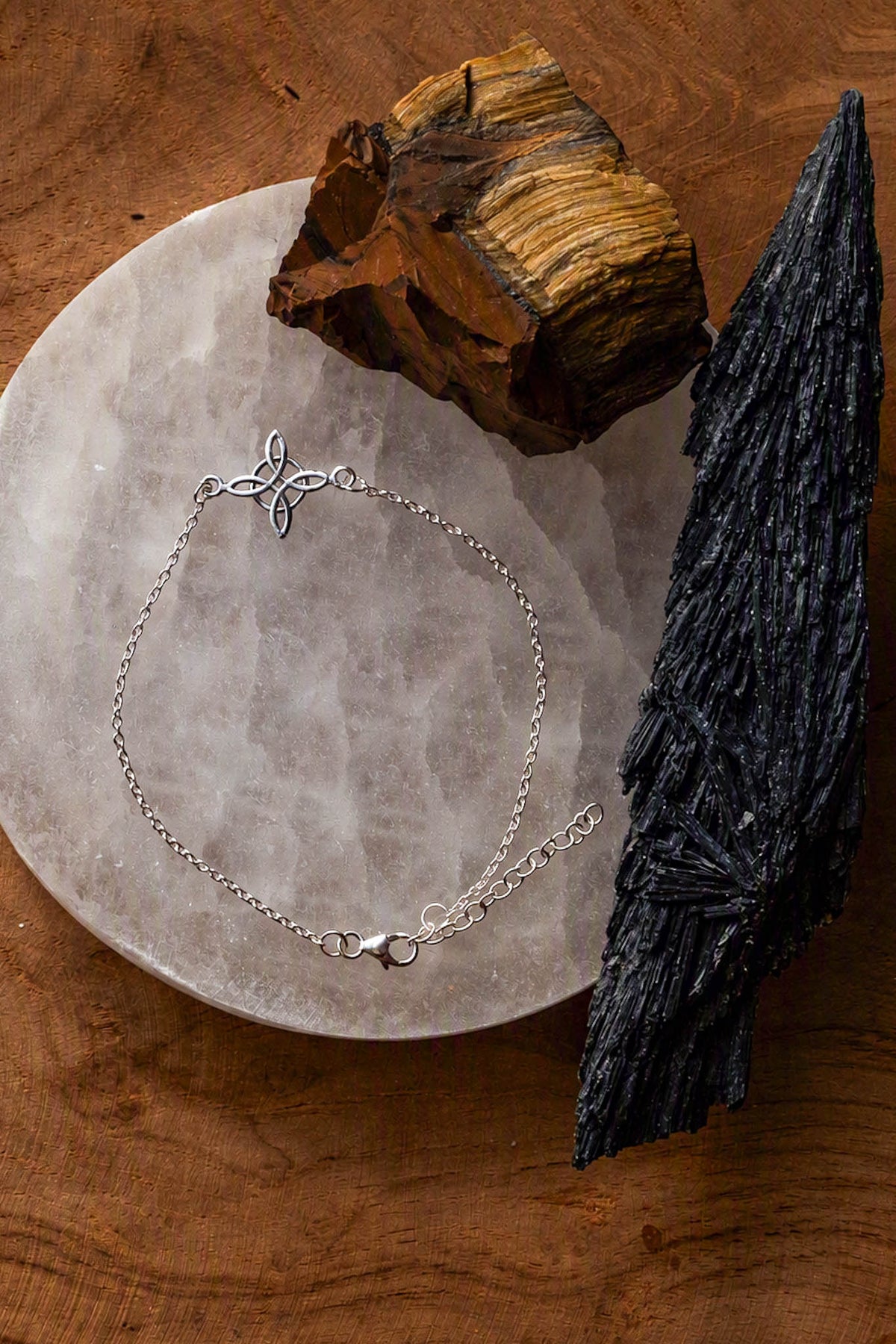 Pulsera Nudo de Bruja celta minimalista en plata de ley sobre selenita con citrino y cianita