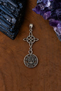 Colgante doble protección 3,5cm en plata de ley: Nudo de Bruja con volutas y Tetragramatón encadenados