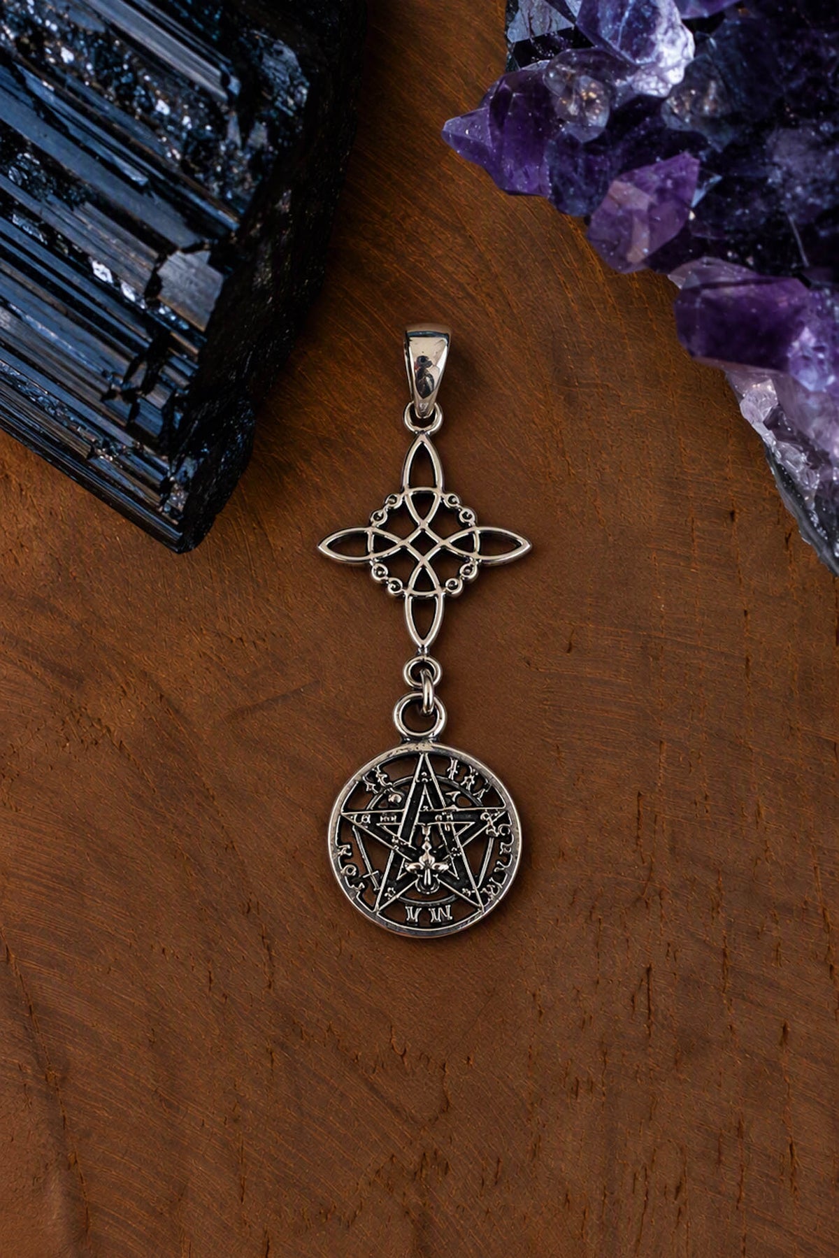 Colgante doble protección 3,5cm en plata de ley: Nudo de Bruja con volutas y Tetragramatón encadenados