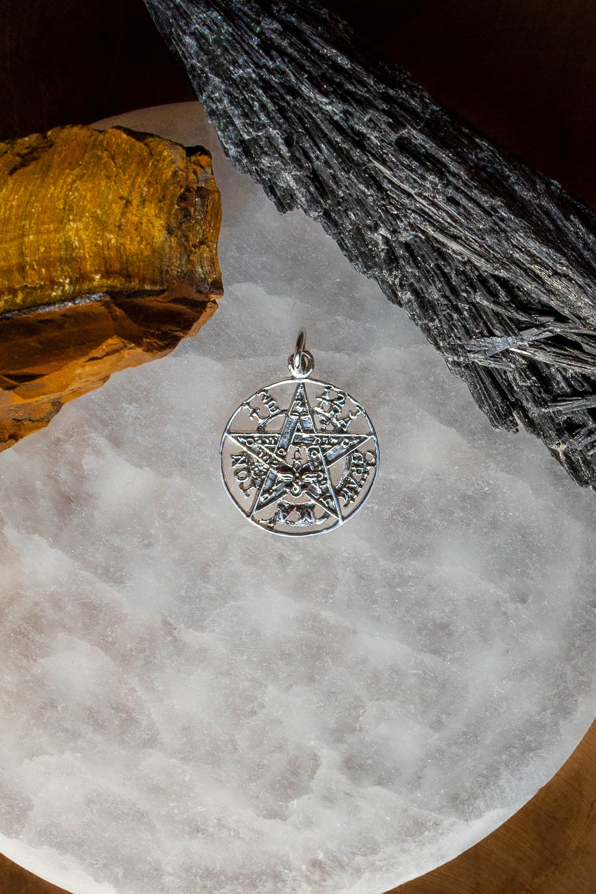 Colgante Tetragramatón grande de 2 cm en plata de ley sobre selenita con cianita y citrino