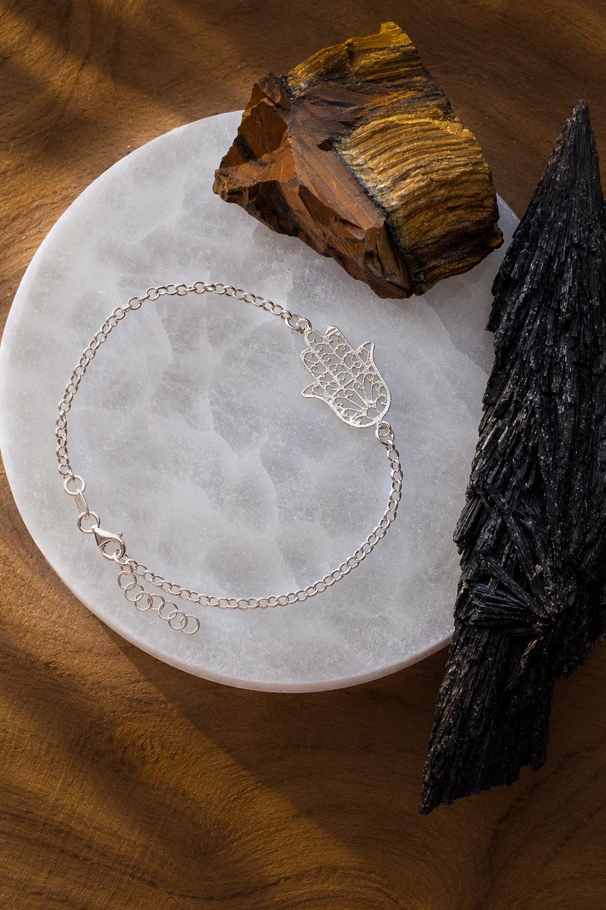 Pulsera Mano de Fátima en plata filigrana sobre selenita