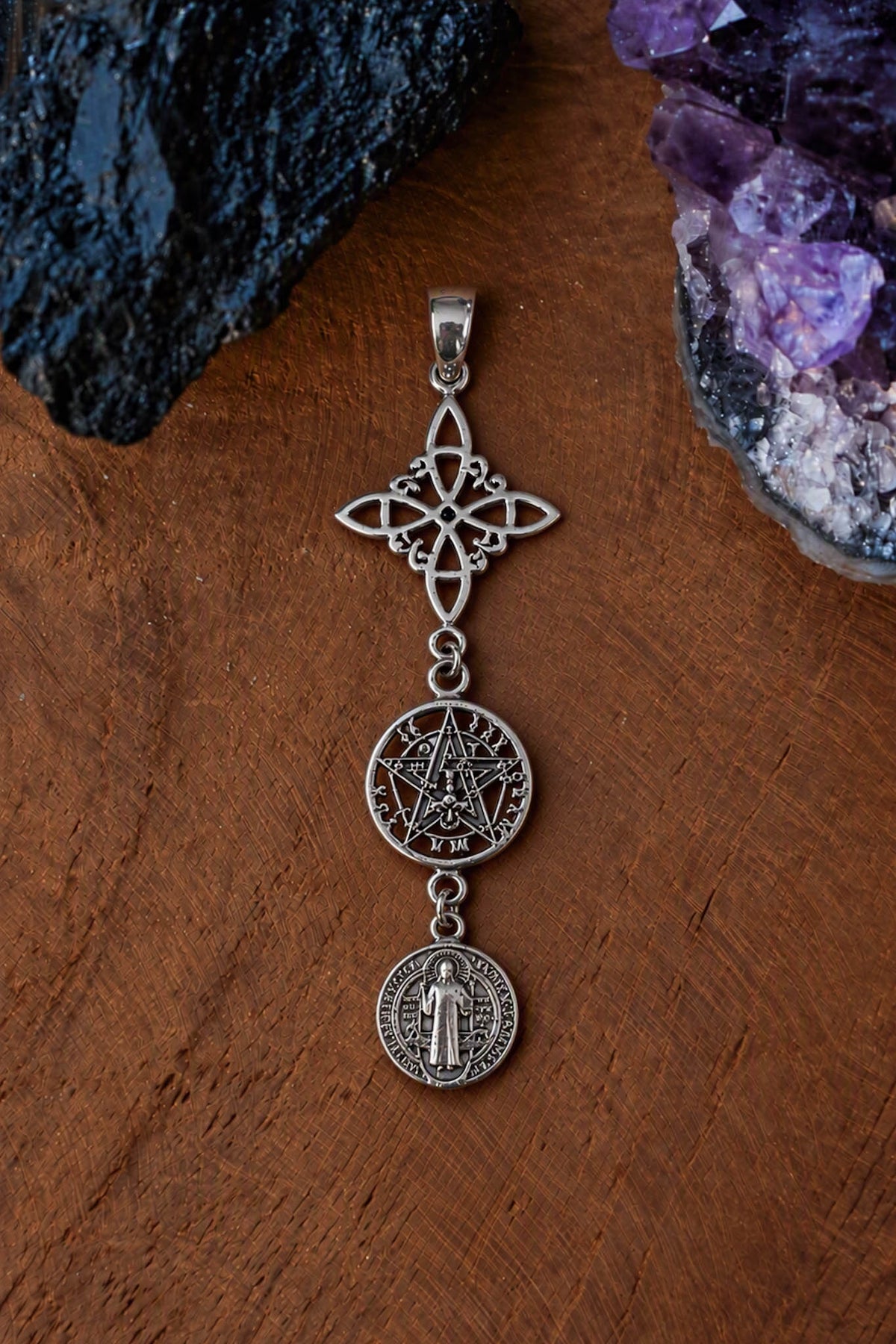 Colgante triple protección grande 6cm en plata de ley: Nudo de Bruja con volutas, Tetragramatón y Medalla de San Benito encadenados