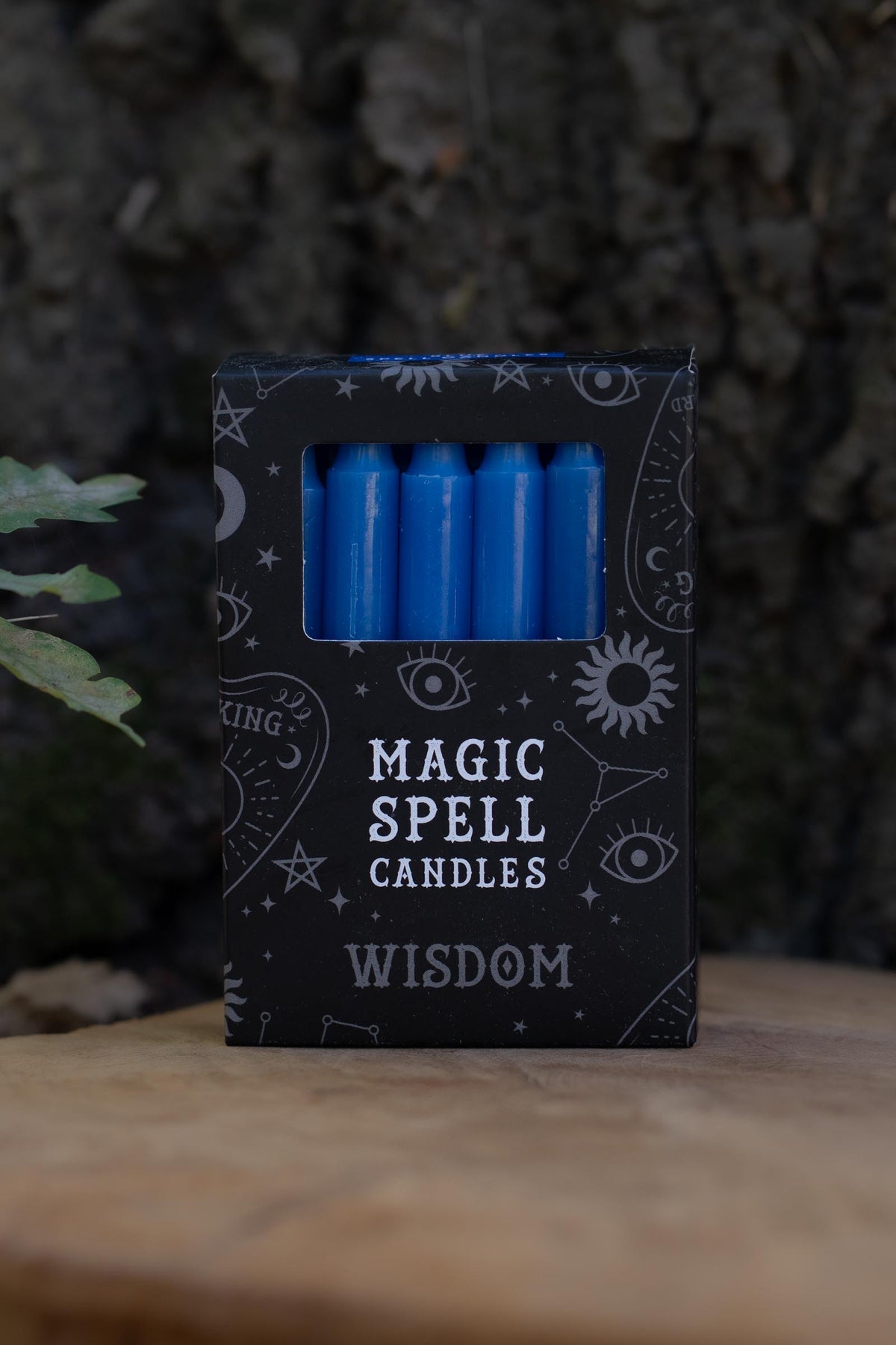 Caja negra Magic Spell Candles Wisdom con velas azules y símbolos celestes.