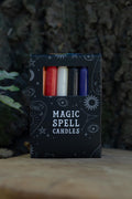 Caja negra Magic Spell Candles con velas de distintos colores y símbolos celestes.