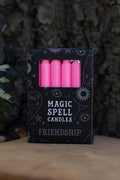 Caja negra Magic Spell Candles Friendship con velas rosas y símbolos celestes.