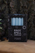 Caja negra Magic Spell Candles Peace con velas azul claro y símbolos celestes.