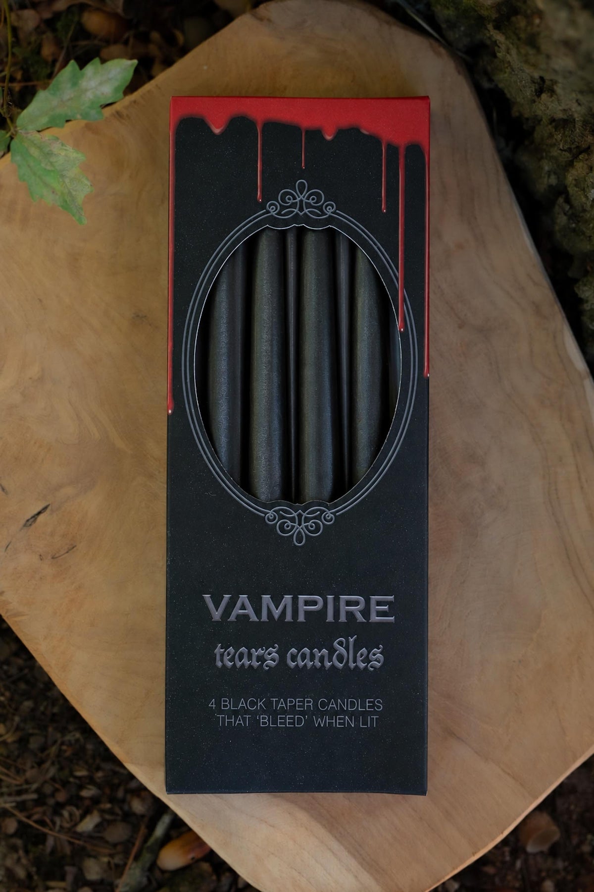 Caja Vampire Tears con cuatro velas negras alargadas y decoración roja de efecto goteo.