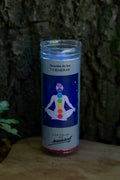 Vela en vaso de Las Velas de Mariano con etiqueta Oración de los 7 chakras y figura en meditación.