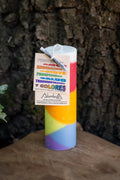 Velón cilíndrico de siete colores con franjas multicolor y etiqueta frontal