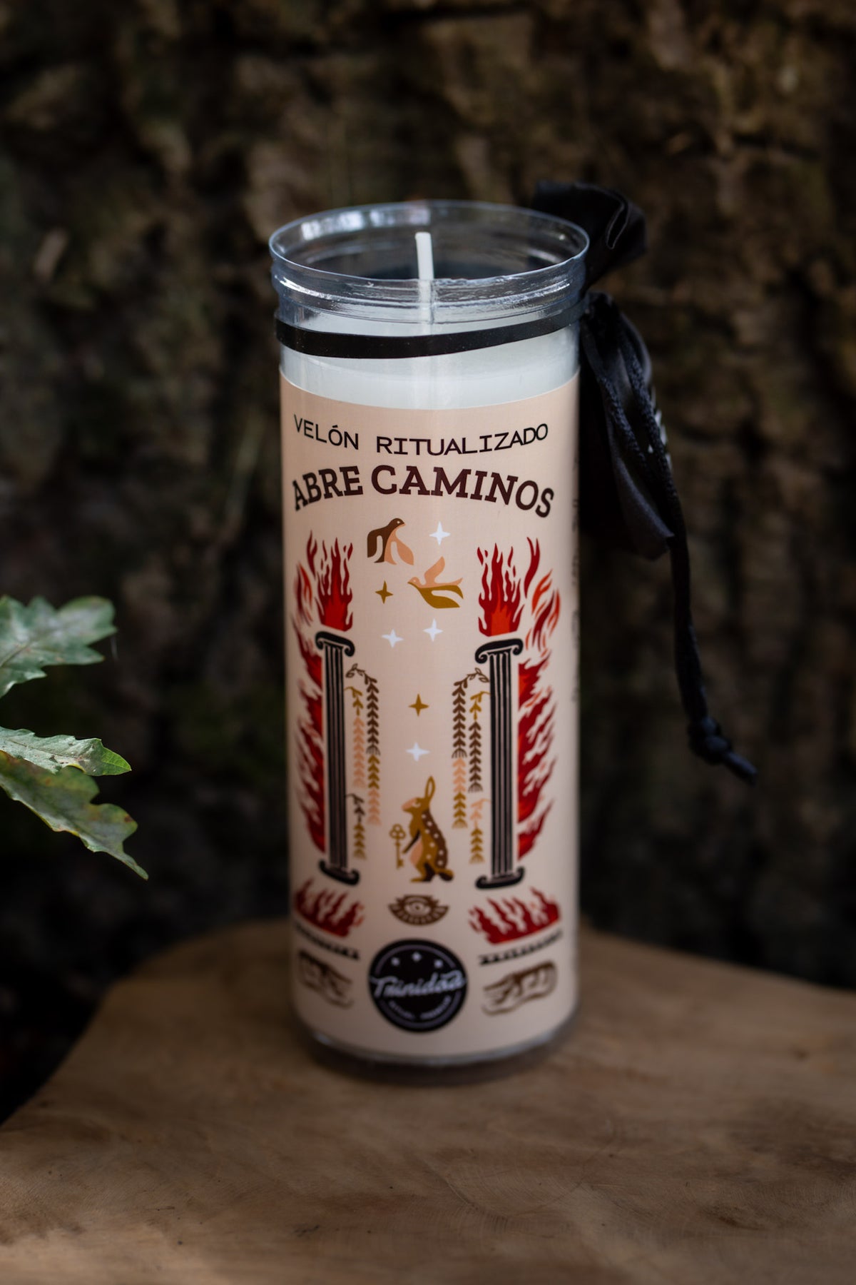 Velón Ritualizado Abre Caminos - Blanco con columnas de fuego y conejo dorado, lazo negro