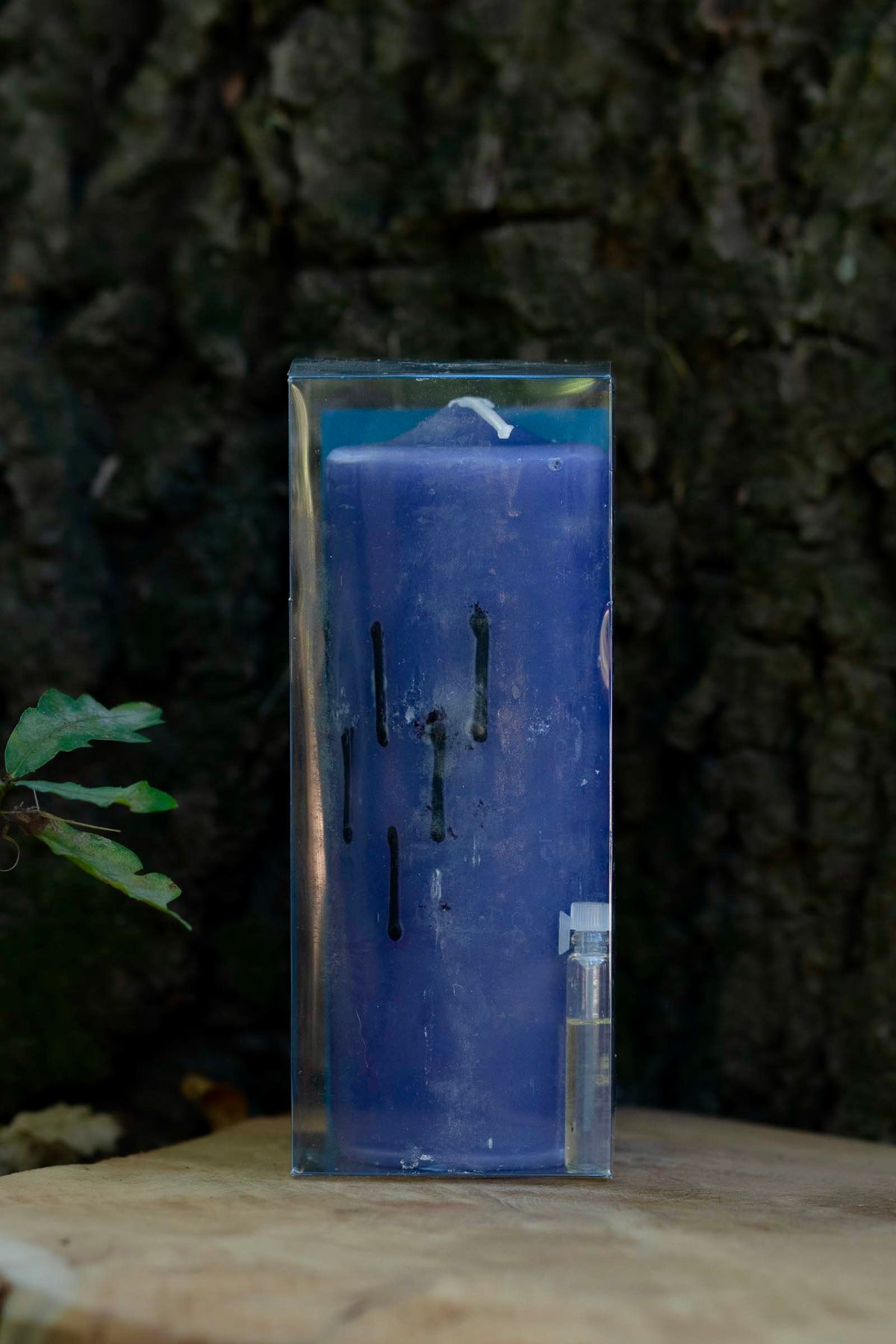 Velón violeta Limpieza Total Doble Carga con detalles oscuros y pequeño frasco.