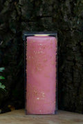 Velón rosa decorado Propósito Amor de Las Velas de Mariano en embalaje transparente.