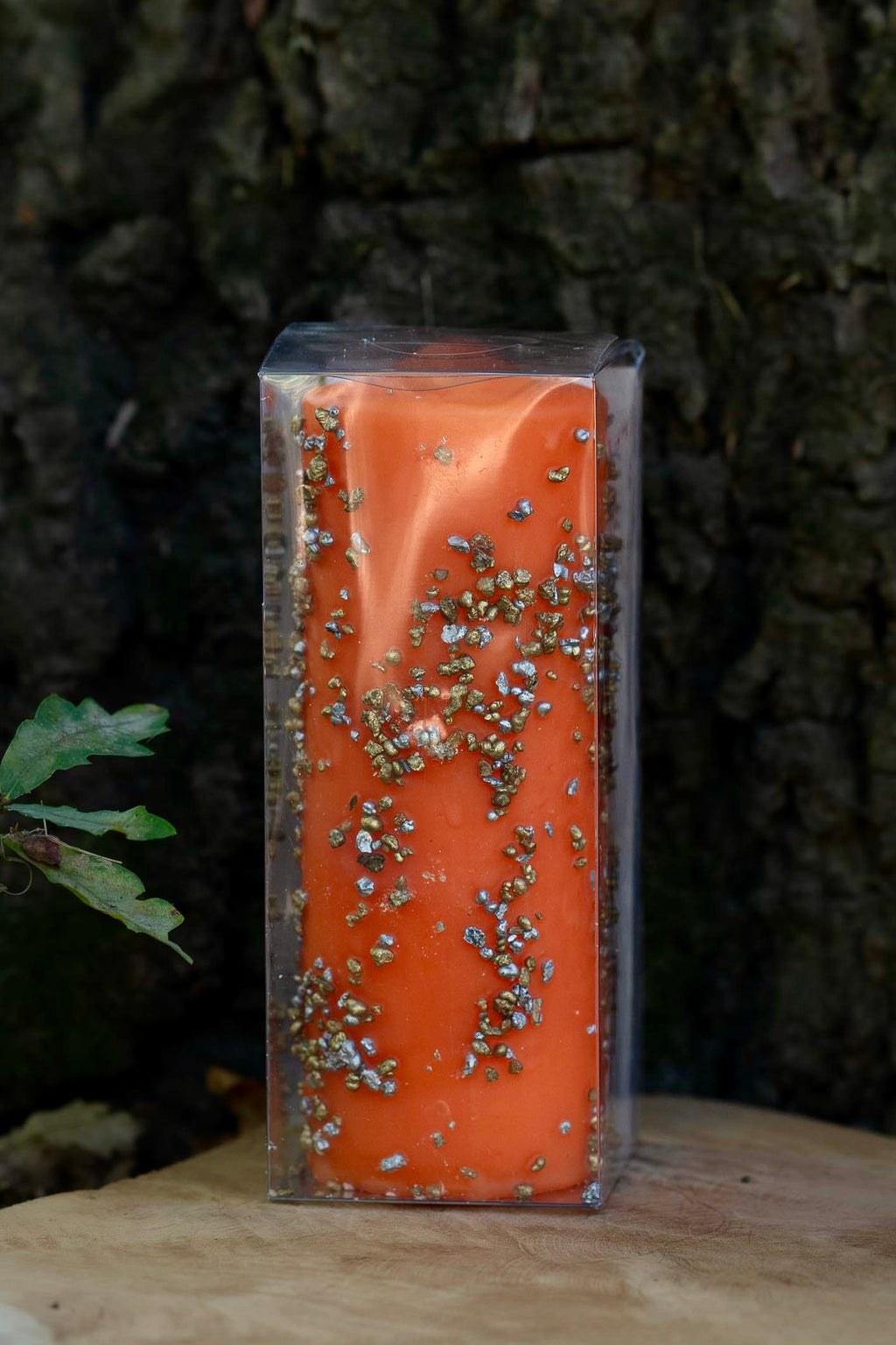 Velón naranja decorado Atrae Clientes de Las Velas de Mariano en embalaje transparente.