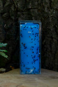 Velón azul decorado Propósito Fertilidad de Las Velas de Mariano en embalaje transparente.
