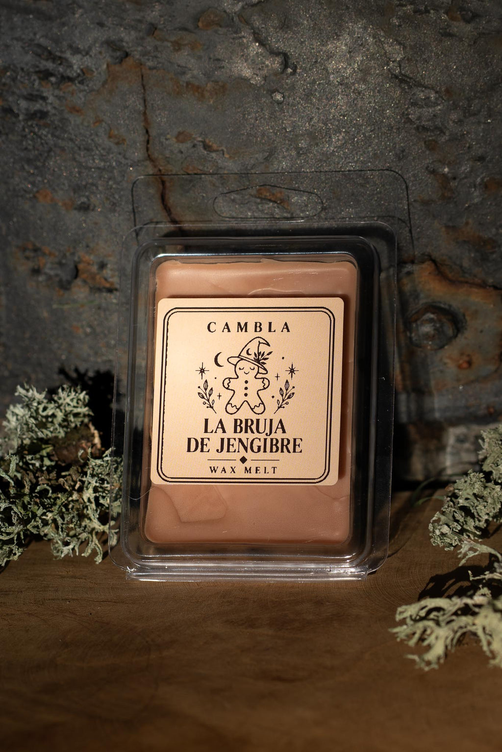 La Bruja de Jengibre Wax Melt de Cambla en packaging transparente sobre madera con musgo