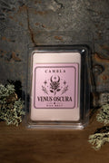 Venus Oscura Wax Melt de Cambla en packaging transparente rosa sobre madera con musgo