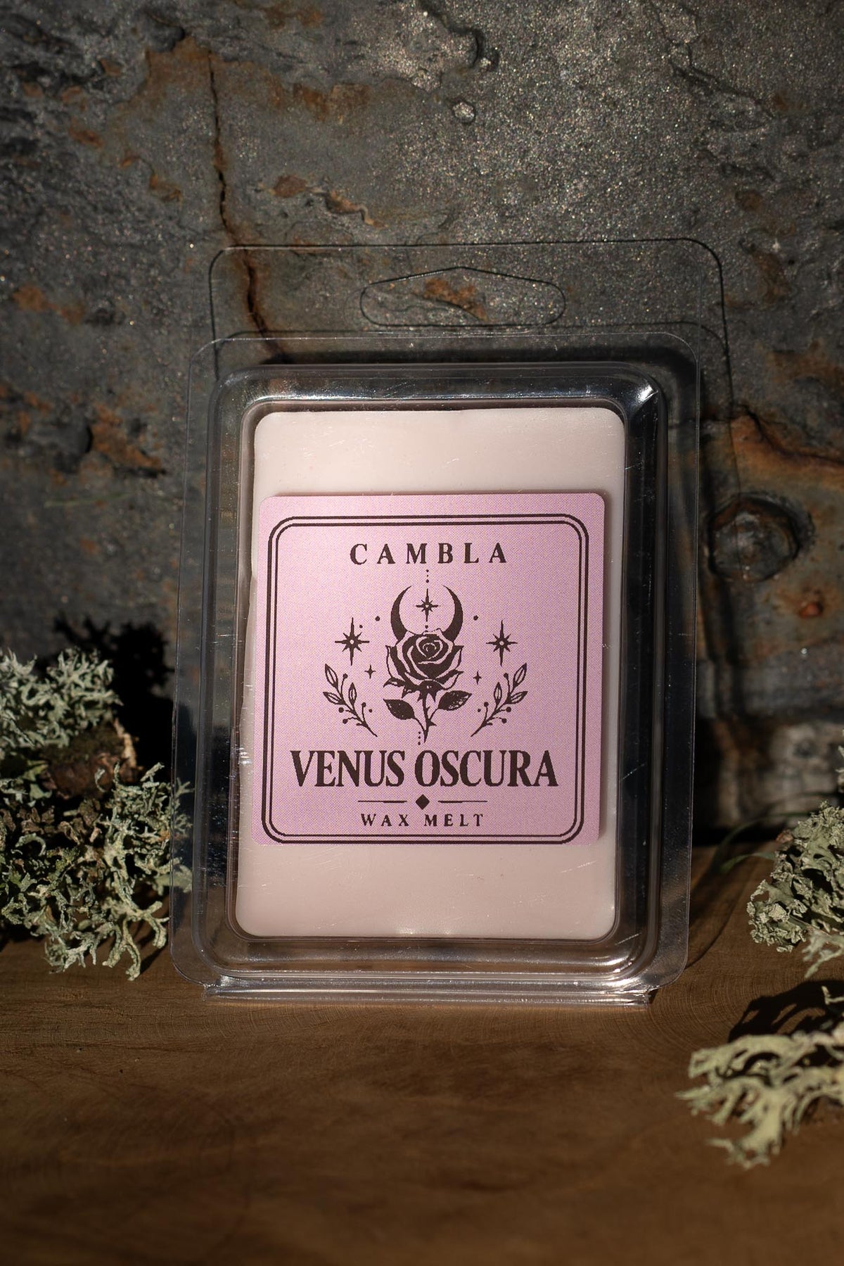 Venus Oscura Wax Melt de Cambla en packaging transparente rosa sobre madera con musgo